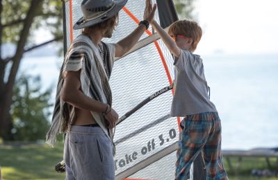 Kind lernt windsurfen an der Surfschule Bodensee
